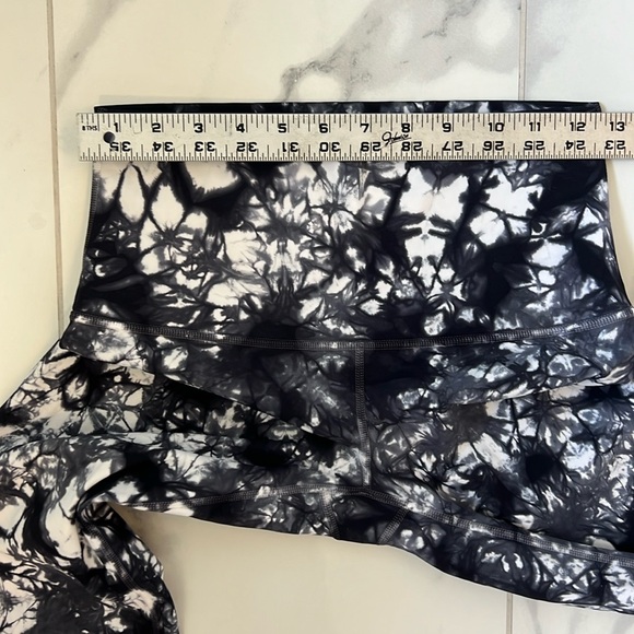 Lululemon Wunder Under Pant Hi-Rise Shibori Tie Dye White & Black Leggings 6 - Picture 13 of 14